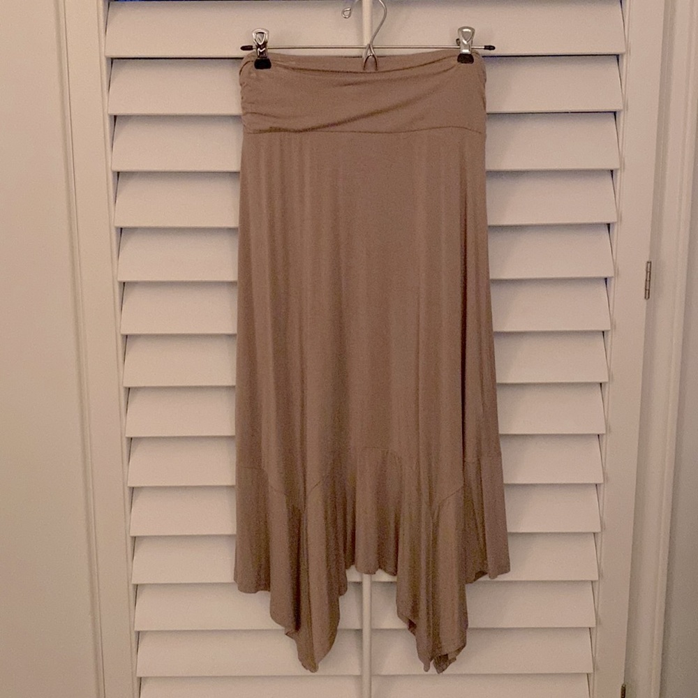 Soft flows beige skirt - perfect for summer. Size small.